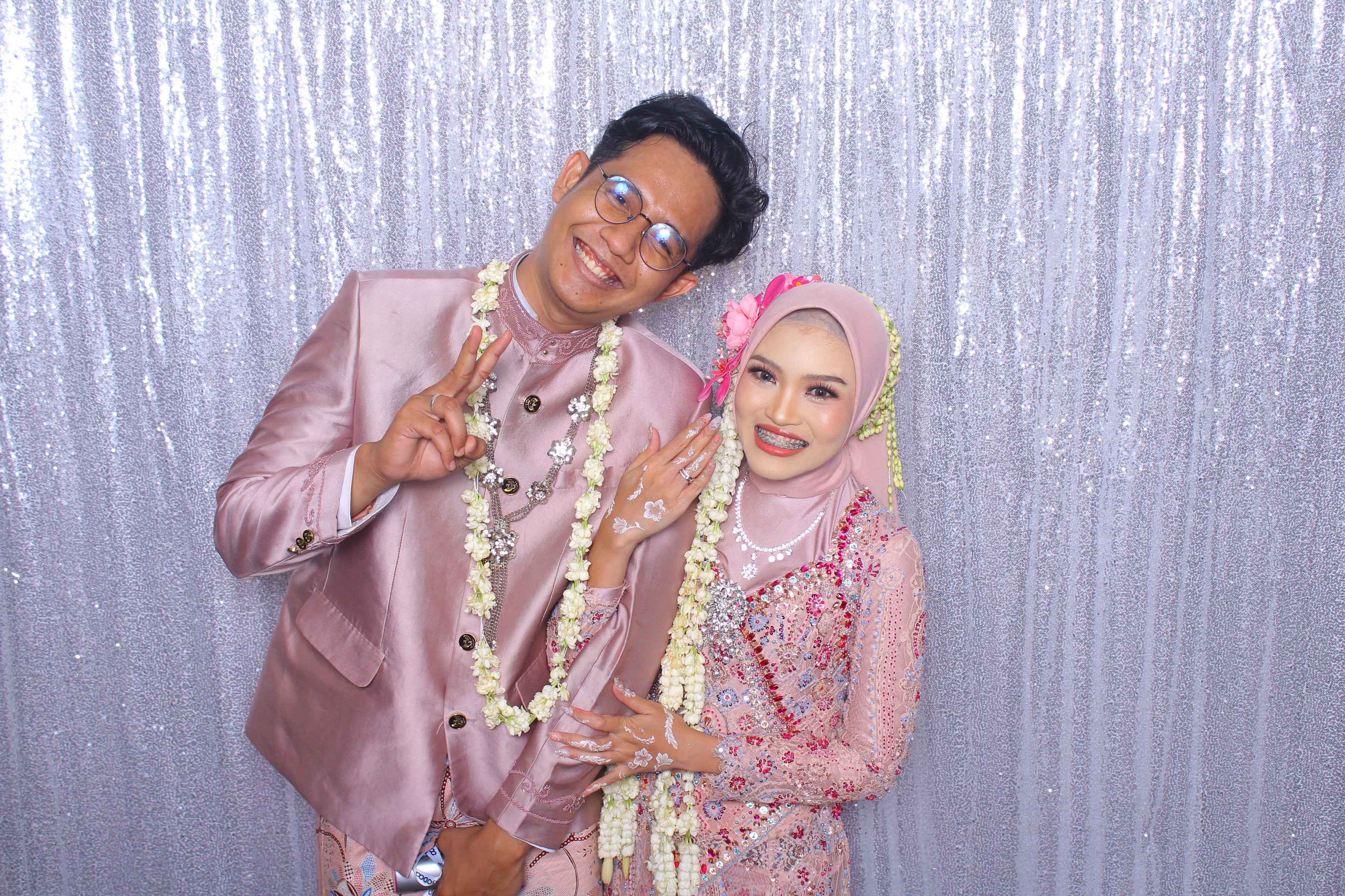 Contoh backdrop silver